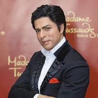 Patung Shahrukh Khan ini sangat berbeda dari sosok aslinya. Selain pipi yang lebih chubby, kulitnya juga lebih putih dari Shahrukh Khan asli. Foto: Getty Images