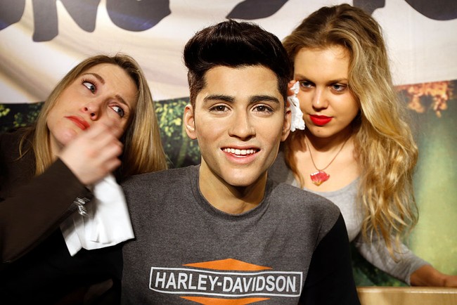 Zayn Malik dibuatkan patung lilin saat awal-awal debut sebagai personel One Direction. Sayangnya wajahnya sama sekal tidak mirip aslinya. Foto: Getty Images