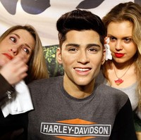 Zayn Malik dibuatkan patung lilin saat awal-awal debut sebagai personel One Direction. Sayangnya wajahnya sama sekal tidak mirip aslinya. Foto: Getty Images