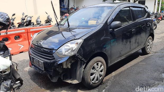 Penampakan Honda CBR1000RR SP yang diseruduk Daihatsu Ayla di Banyumas. Kedua kendaraan ini kini berada di Satlantas Polresta Banyumas.