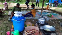 Warga pun membangun semacam tempat berteduh tak jauh dari kandang. Bahkan jika turun hujan, mereka rela tidur di kandang yang belum ditempati sapi.