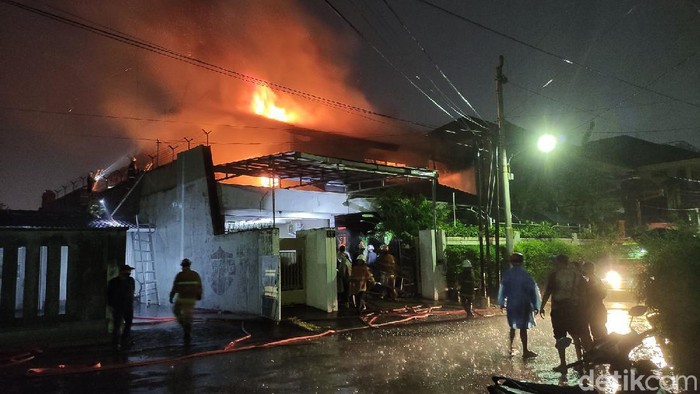 Penampakan rumah di Jalan Mawar, Semarang yang kebakaran sore ini