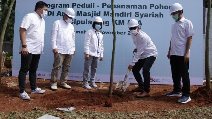 Penanaman Pohon di Area Masjid Ruas Tol Cipularang Area masjid Mandiri Syariah di ruas Tol Cipularang (Cikampek-Purwakarta-Padalarang) KM 88A akan semakin hijau. Hal ini dengan dilakukannya penanaman 1000 pohon.