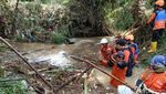 Pencarian 2 Pemotor yang Terseret Arus Banjir di Kendal