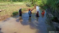Warga dan tim SAR berusaha melakukan pencarian. Namun hingga saat ini baru kendaraan korban yang ditemukan tidak jauh dari tempat kejadian.