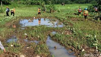 Tim SAR gabungan menyisir sepanjang malam tadi tapi belum berhasil menemukan korban karena kondisi cukup gelap. Pagi ini penyisiran kembali dilakukan untuk mencari korban.