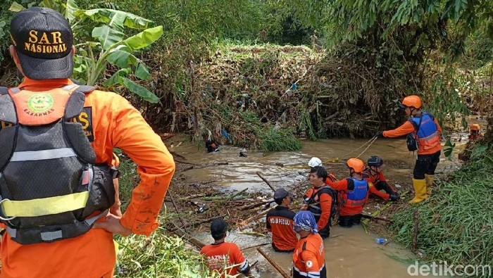 Pencarian 2 Pemotor yang Terseret Arus Banjir di Kendal Dua pemotor hilang terseret arus saat hujan deras yang menyebabkan banjir di Kecamatan Boja, Kabupaten Kendal, Jawa Tengah. Proses pencarian terus dilakukan.