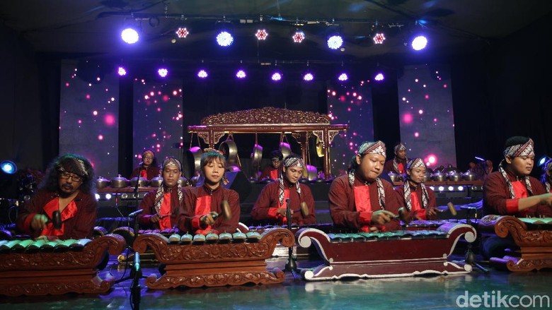 Potret Gelaran Festival Gamelan Yogyakarta secara Daring Yogyakarta Gamelan Festival kembali digelar untuk yang ke-25 kalinya. Berbeda dari tahun-tahun sebelumnya, acara ini dihelat secara daring. Ini potretnya.