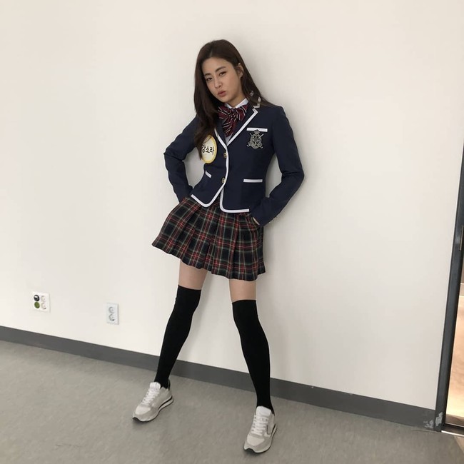 Kang Sora memulai debut aktingnya pada 2009 lewat film thriller ‘4th Period Mystery’. Saat itu, ia masih berumur 19 tahun dan dipasangkan dengan Yoo Seung Ho sebagai murid SMA. Foto: dok. Instagram @reveramess_