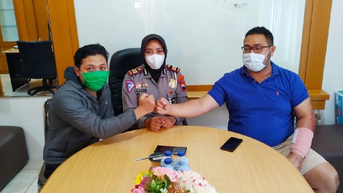 Potret Mediasi Pemotor CBR1000RR SP-Pengemudi Ayla di Polres Banyumas Mediasi antara pengendara motor CBR1000RR SP dengan sopir mobil Daihatsu Ayla dilakukan usai insiden mobil seruduk motor sport terjadi di Banyumas.