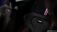 Material Alcantara juga melengkapi armrest tengah dan trim dashboard, yang juga dilengkapi dengan logo CS lengkap dengan jahitan warna merah yang kontras. M Sport Steering Wheel juga dilengkapi dengan bahan Alcantara dengan jahitan warna merah yang kontras, dan warna khas BMW M pada posisi jam 12.