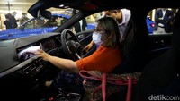 Interior New BMW M2 CS memadukan estetika sirkuit dengan fitur-fitur yang mampu pangkas bobot kendaraan.