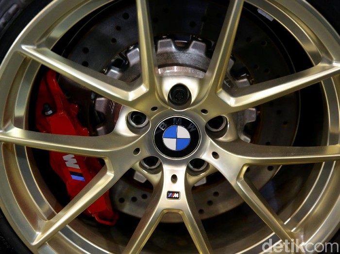 BMW Indonesia meluncurkan 3 kendaraan terbaru BMW M. Salah satunya adalah New BMW M2 CS. Apa saja kelebihannya? Lihat yuk.