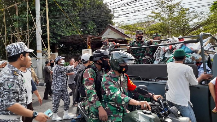 Sejumlah prajurit TNI mencopot baliho bergambar pemimpin FPI Habib Rizieq di depan markas FPI, Petamburan, Jakpus, Jumat (20/11/2020).