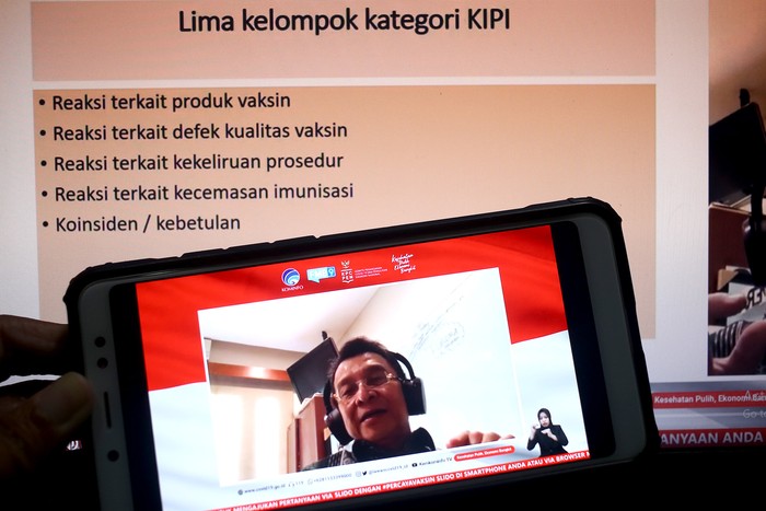 Prof. Dr. dr. Hindra Irawan Satari Sp.A(K)., MTropPaed (Ketua Komnas Kejadian Ikutan Pasca Imunisasi (KIPI)) memberikan paparan dalam dialog bertema keamanan vaksin dan menjawab KIPI (Kejadian Ikutan Pasca Imunisasi) di Jakarta Prof. Dr. dr. Hindra Irawan Satari Sp.A(K)., MTropPaed (Ketua Komnas Kejadian Ikutan Pasca Imunisasi (KIPI)) memberikan paparan dalam dialog bertema keamanan vaksin dan menjawab KIPI (Kejadian Ikutan Pasca Imunisasi) di Jakarta