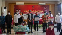 Kabar gembira bagi warga terdampak COVID-19 dan penerima bantuan sosial (Bansos) tunai. Program jaring pengaman sosial bansos tunai dari Kementerian Sosial (Kemensos) akan diperpanjang hingga Juni 2021. Hal tersebut disampaikan oleh Menteri Sosial Juliari P Batubara, dalam kunjungan kerjanya di Kantor Pos Taman, Kabupaten Pemalang, Jawa Tengah, Jumat (20/11). Istimewa/Dok. Kemensos.