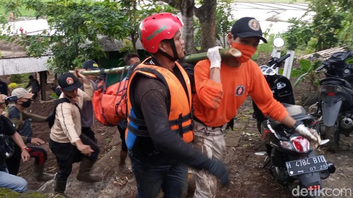 Proses evakuasi jasad anak pemotor yang hanyut terseret banjir di Kendal. Korban kedua atas nama Nadia Ruli Puspita (25) ditemukan di bawah sutet di areal persawahan, Jumat (20/11/2020).