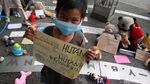 Puluhan Boneka Ramaikan Peringatan Hari Anak Sedunia