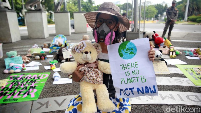 Sejumlah aktivis memperingati Hari Anak Sedunia yang jatuh hari ini di Taman Pandang Istana, Jakarta, Jumat (20/11). Aksi diwarnai dengan membawa puluhan boneka.