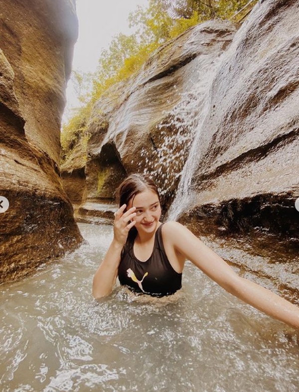 Fakta menarik lainnya, Curug Love Bogor ini juga kerap didatangi sejumlah selebriti dan lainnya. Salah satu yang cukup populer adalah Ranty Maria, yang beberapa waktu lalu datang ke sana bersama teman-temannya. (rantymaria/Instagram)