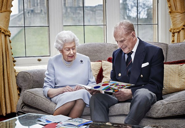 Ratu Elizabeth II bersama Pangeran Phillip (Duke of Edinburgh) sedang melihat kartu ucapan ulangtahun pernikahan yang diberikan oleh cicit mereka, Pangeran George, Putri Charlotte, dan Pangeran Louis di Kastil Windsor pada 17 November 2020. Foto: (Chris Jackson/Pool via AP) Ratu Elizabeth II bersama Pangeran Phillip (Duke of Edinburgh) sedang melihat kartu ucapan ulangtahun pernikahan yang diberikan oleh cicit mereka, Pangeran George, Putri Charlotte, dan Pangeran Louis di Kastil Windsor pada 17 November 2020. Foto: (Chris Jackson/Pool via AP)