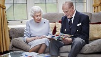Ratu Elizabeth II bersama Pangeran Phillip (Duke of Edinburgh) sedang melihat kartu ucapan ulangtahun pernikahan yang diberikan oleh cicit mereka, Pangeran George, Putri Charlotte, dan Pangeran Louis di Kastil Windsor pada 17 November 2020. Foto: (Chris Jackson/Pool via AP)