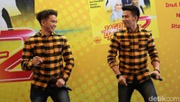 Hanya satu yang membedakan mereka, yaitu rambut Rizki yang tampil lebih panjang. Foto: Noel/detikhot