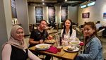 Romantisnya Kalina Ocktarani Saat Masak Rawon untuk Vicky Prasetyo