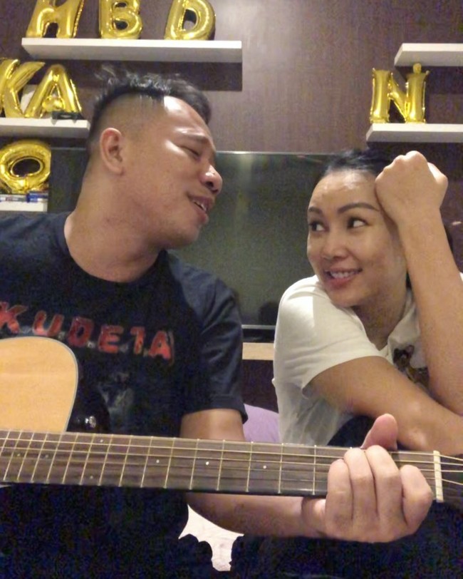 Banyak pihak menganggap rencana pernikahan mereka, sekaligus peristiwa pembatalannya, hanyalah untuk kepentingan pemberitaan atau yang kerap disebut setting-an. Bagaimana menurutmu? Foto: Instagram @vickyprasetyo777/@kalinaocktaranny