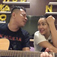 Banyak pihak menganggap rencana pernikahan mereka, sekaligus peristiwa pembatalannya, hanyalah untuk kepentingan pemberitaan atau yang kerap disebut setting-an. Bagaimana menurutmu? Foto: Instagram @vickyprasetyo777/@kalinaocktaranny