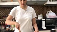 Begini ekspresi wajah serius Kalina saat tengah memasak Rawon Cinta untuk Vicky. Ketahuan nih kalau Kalina memang jago masak. Foto: Instagram @vickyprasetyo777/@kalinaocktaranny
