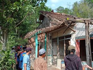 Puluhan Rumah Rusak Disapu Puting Beliung di Bandung Barat