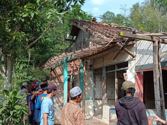 Rumah Rusak Disapu Puting Beliung di Bandung Barat