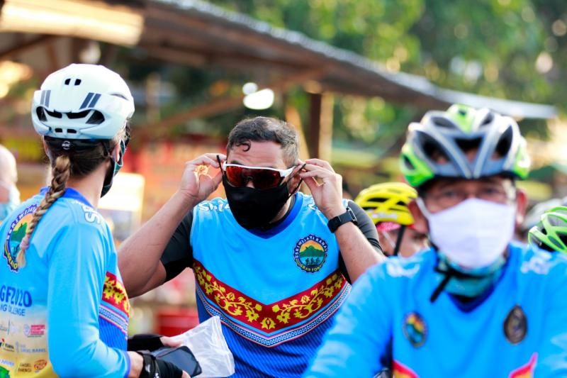 Lomba gowes atau bersepeda di Danau Ranau kembali digelar lewat acara Sriwijaya Ranau Gran Fondo (SRGF) 2020. Begini keseruannya.