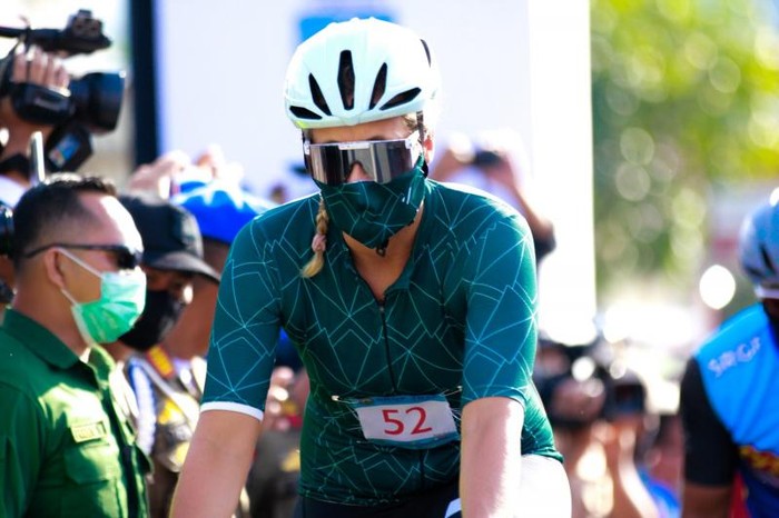 Lomba gowes atau bersepeda di Danau Ranau kembali digelar lewat acara Sriwijaya Ranau Gran Fondo (SRGF) 2020. Begini keseruannya.