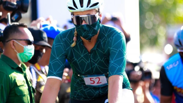 Lomba gowes atau bersepeda di Danau Ranau kembali digelar lewat acara Sriwijaya Ranau Gran Fondo (SRGF) 2020. Begini keseruannya.