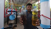 Pengelola Go-PASS menunjukan contoh solar dan premium yang dihasilkan dari alat produksi pengolahan sampah plastik di Kedungrejo, Muncar, Banyuwangi, Jawa Timur.