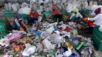 Pekerja memilah sampah yang akan diproduksi menjadi BBM di Kedungrejo, Muncar, Banyuwangi, Jawa Timur, Jumat (20/11/2020).