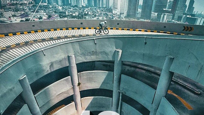 Traveler yang hobi sepedaan, cobain nih trek sepeda ekstrem yang ada di Mall Kuningan City. Treknya tak kalah menantang dari pegunungan.
