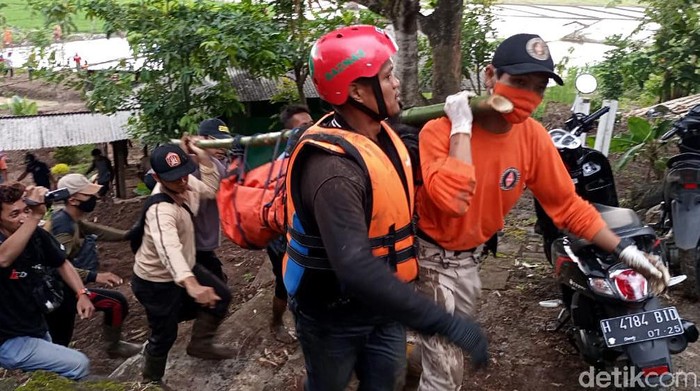 Tim Sar Temukan Jasad Anak Pemotor yang Tewas Terseret Banjir Kendal Korban kedua pemotor yang hanyut terseret banjir di Kabupaten Kendal ditemukan tewas. Korban ditemukan di bawah sutet atau sekitar 4 km dari lokasi kejadian.