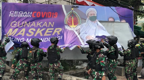 Melihat Lagi Pencopotan Baliho Habib Rizieq di Berbagai Kota Indonesia