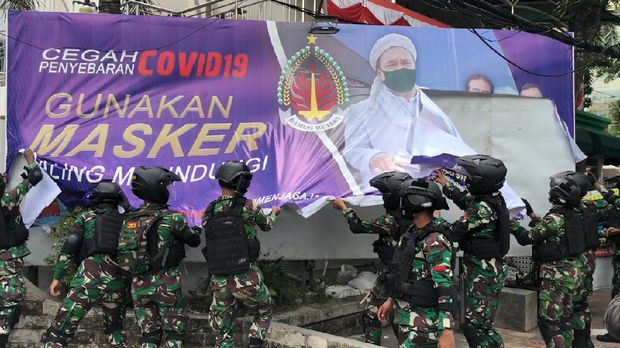 TNI Turunkan Baliho Habib Rizieq di Jakarta TNI Turunkan Baliho Habib Rizieq di Jakarta