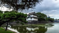 Berkunjung ke kediaman utama kaisar Jepang bisa menjadi pengalaman menarik saat liburan ke Tokyo, Jepang. Pengunjung bisa masuk ke kawasan istana, kecuali di hari-hari tertentu. Adapun kawasan istana yang buka untuk pengunjung adalah Imperial Palace East Gardens. East Garden merupakan bekas lokasi benteng pertahanan kuno di zaman Edo, dimana yang tersisa hanyalah bagian parit, dinding, gerbang masuk dan beberapa rumah penjaga. Getty Images/font83.