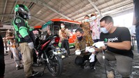 Wakil Kepala Dinas Lingkungan Hidup Provinsi DKI Jakarta, Syaripudin dan VP Public Policy and Government Relations Gojek, Gautama Adi Kusuma meninjau uji emisi pada kendaraan mitra GoRide, Kamis (19/11). 