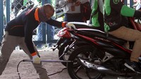 Para driver ojek online melakukan uji emisi kendaraan mereka di Jakarta, Kamis (19/11).