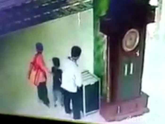 viral pencuri kotak amal di malang sekeluarga