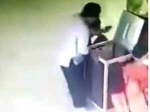 Video Tuyul Kotak Amal Masjid Kena Prank Pengurus Masjid