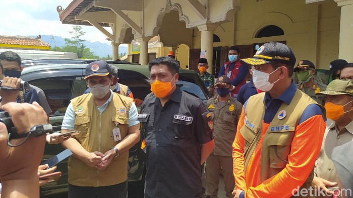 Wagub Jateng Taj Yasin Maimoen dan Kepala BNPB Doni Monardo di lokasi pengungsian TEA Deyangan, Kecamatan Mertoyudan, Kabupaten Magelang, Jumat (20/11/2020).
