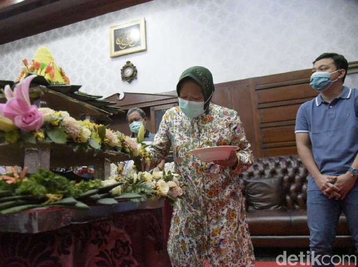 Hari ini, Wali Kota Surabaya Tri Rismaharini ulang tahun yang ke-59. Risma mendapat kejutan istimewa di akhir masa jabatannya sebagai wali kota.