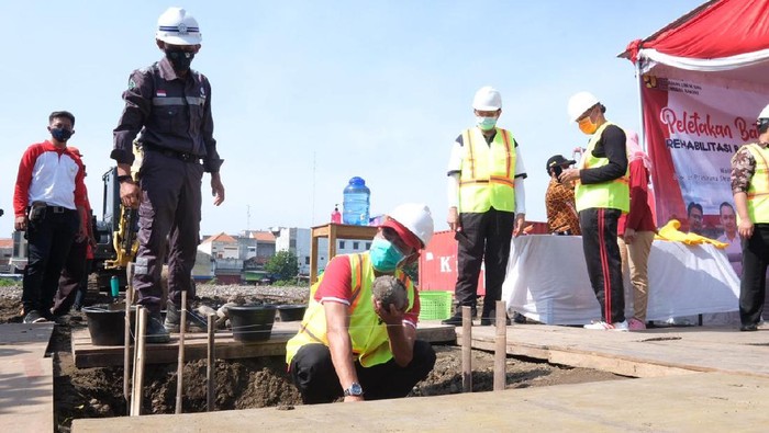 Wali Kota Solo FX Hadi Rudyatmo dalam peletakan batu pertama pembangunan Pasar Legi, Jumat (20/11/2020).